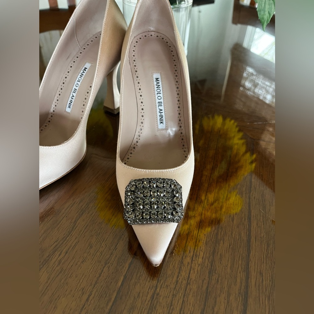 Manolo Blahnik Floritanuhi Jeweled Pump - Size 7. Champagne color.